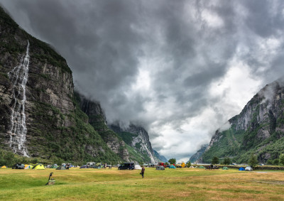 Camping under fjellet