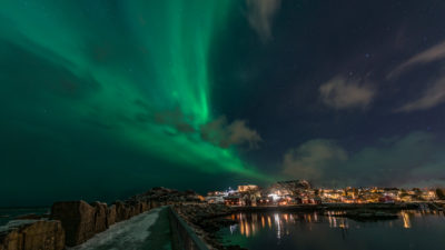 Nordlys over byen