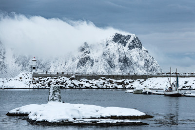 Fiskebåt ved fjellet