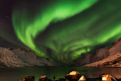 Nordlys over fjorden