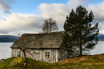 Gammelt hus ved fjorden